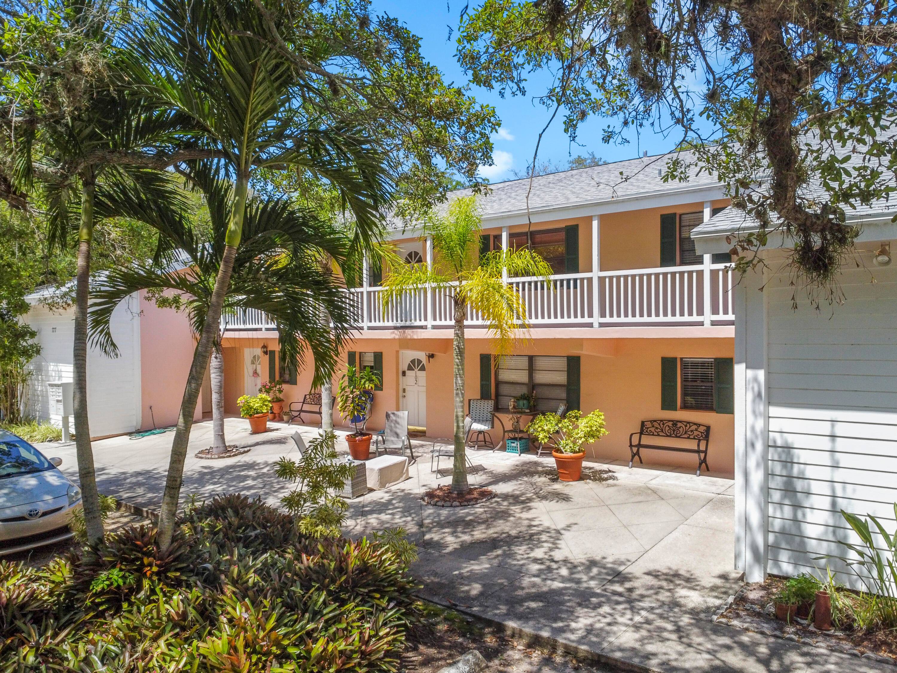 AWESOME LOCATION ! WALK TO BEACHES, CLOSE TO SHOPPING AT MIRACLE MILE, BEACHSIDE, AND VERO DOWNTOWN.