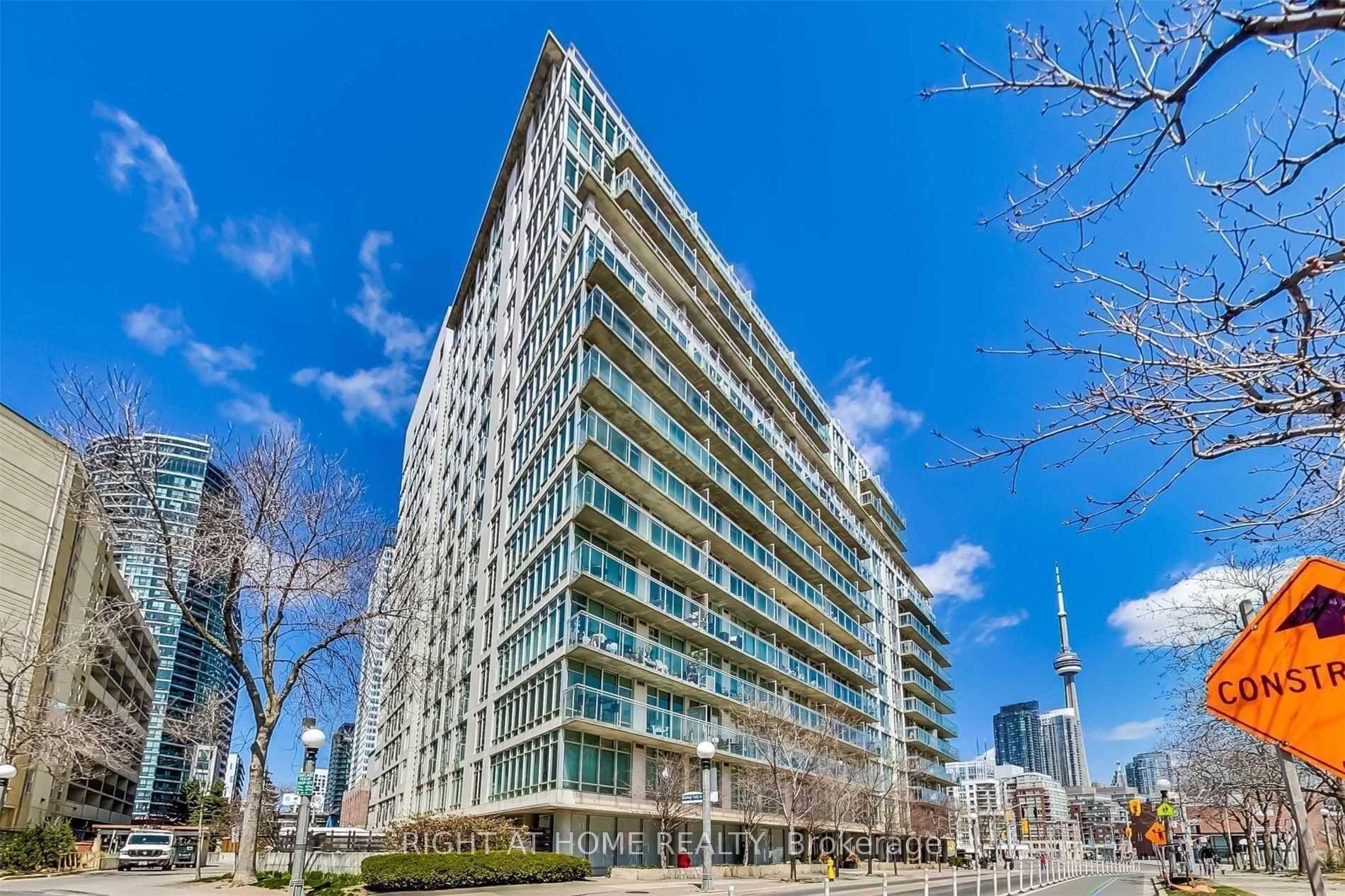 Welcome to this bright and very spacious 1 BEDROOM DEN SOLARIUM unit offering an incredible 680sqft of living space in the iconic Atrium building.
