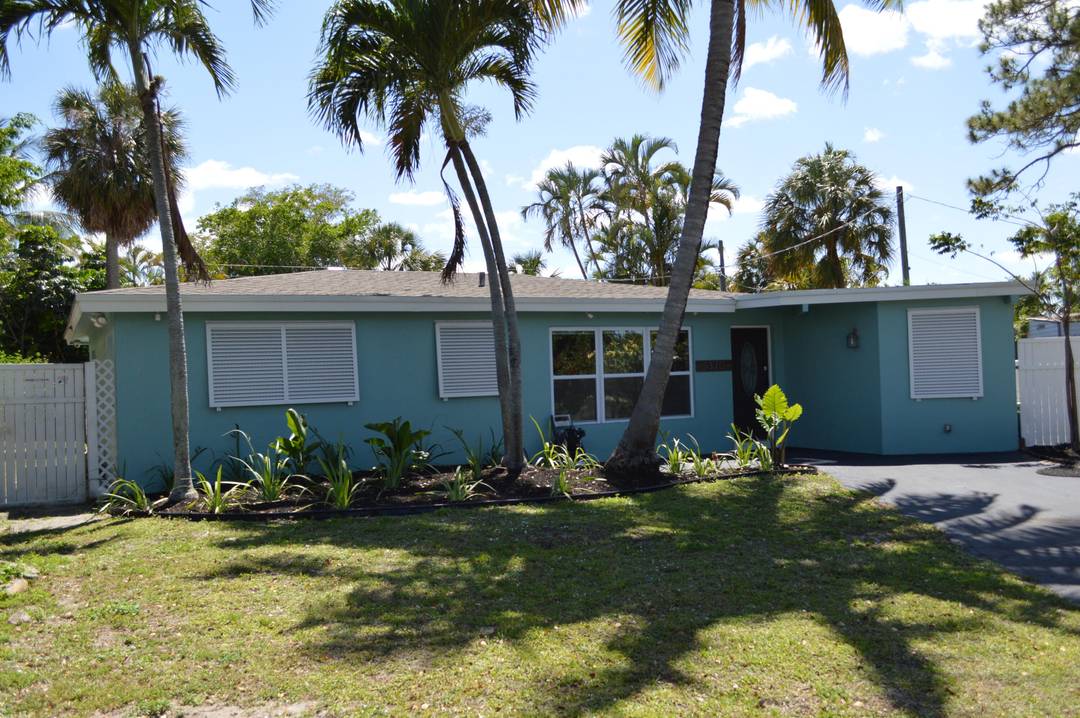 Beautiful single family pool home with spacious yard available mid May !