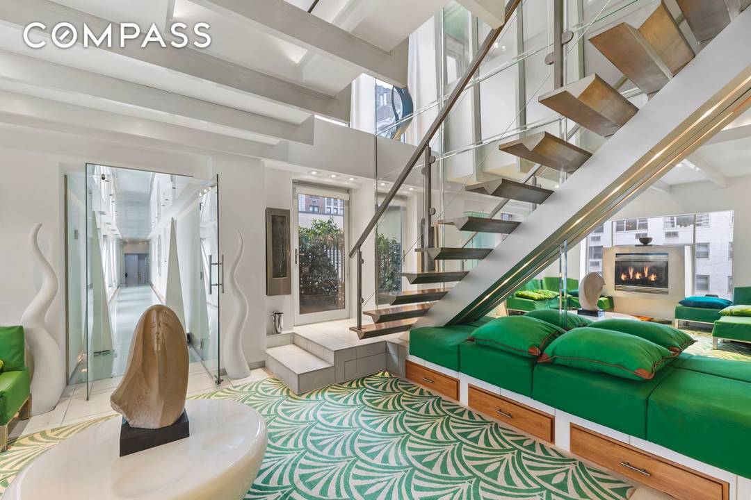 Available for the first time in a generation, the Finch Skybridge is one of Manhattan s most distinctive and architecturally significant residences.