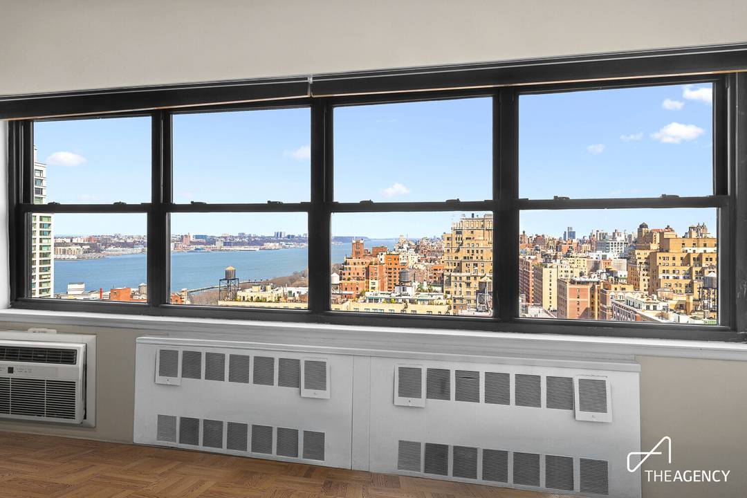 Welcome to a sun drenched top floor retreat with soaring 9 foot ceilings and jaw dropping, panoramic views in every direction.