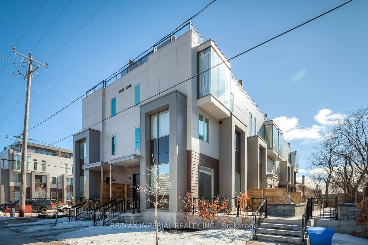 Luxurious 4 Bedrooms End Unit Townhouse Located In Prestigious Bayview Village Community.