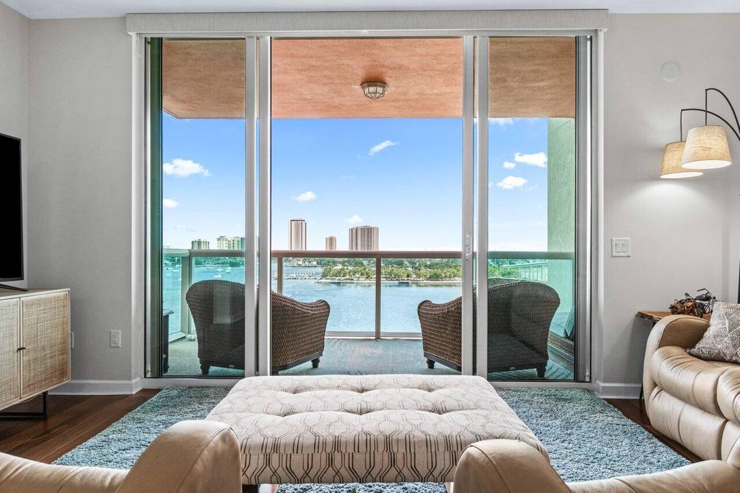 Pristine 9th floor 2BR den 3BA overlooking the Intracoastal ocean, available for annual or off season.