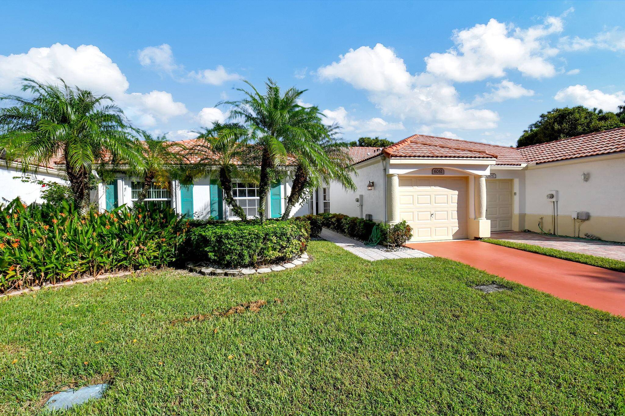 Welcome to this charming, light, and bright villa in the desirable Floral Lakes community !