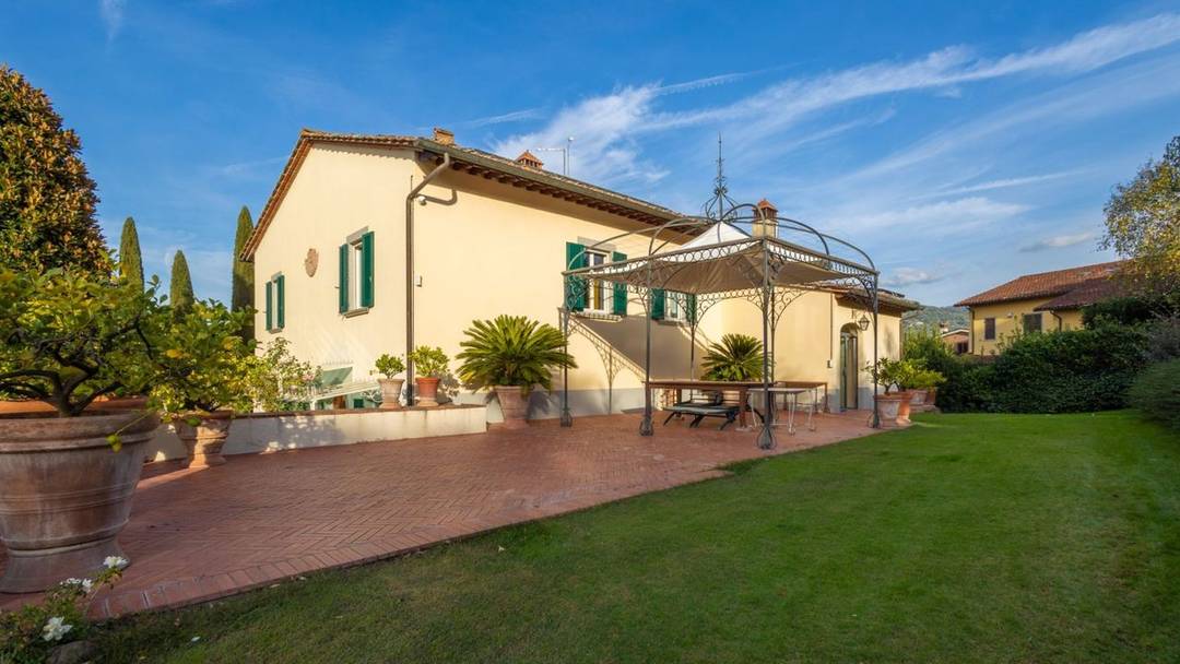 Elegant 19th-century farmhouse 10 minutes from Arezzo, high-quality finishes, lift, photovoltaic system and 9,000 m² park with olive trees.
