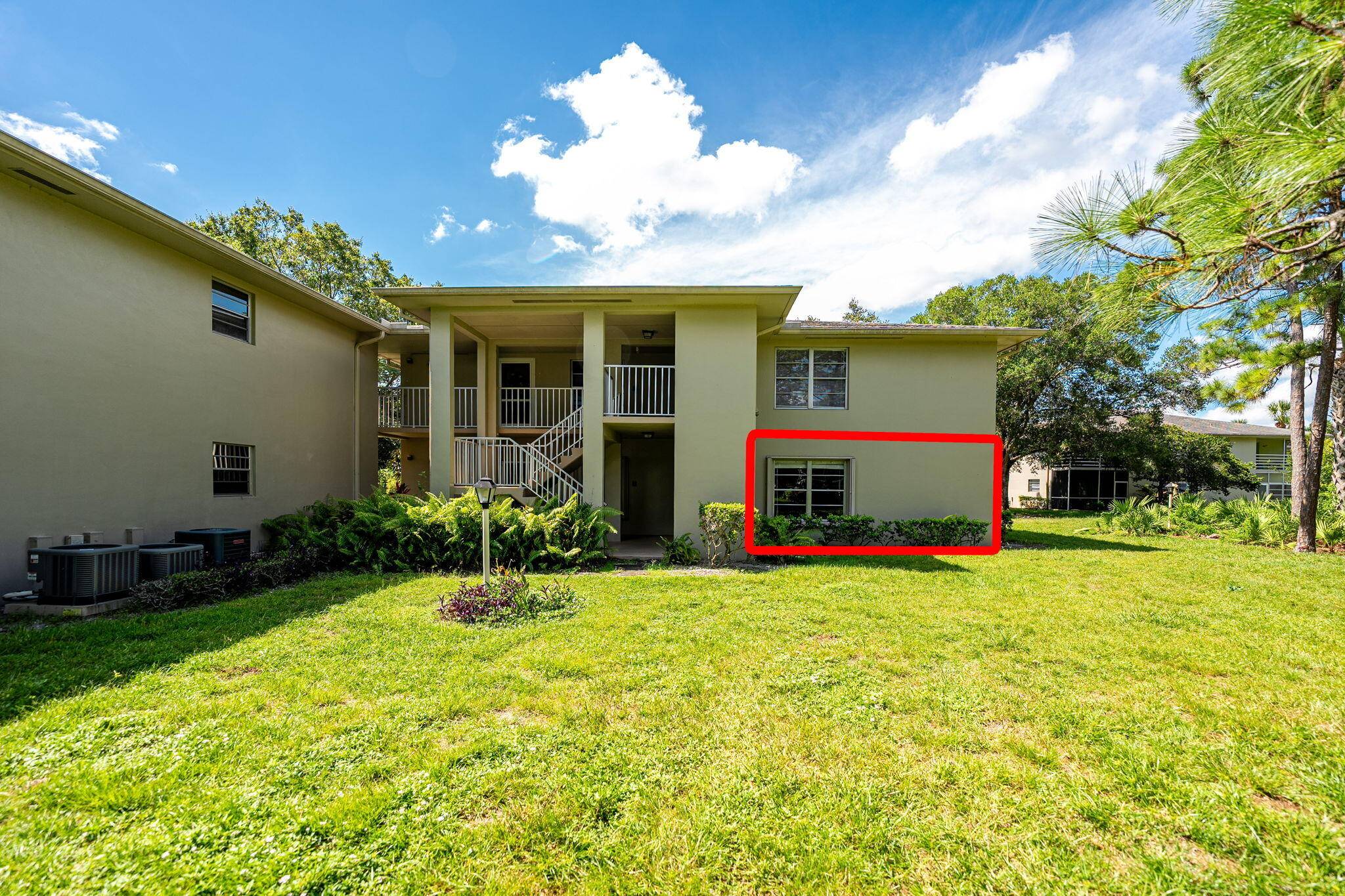 Move in ready, ground floor condo in VISTA ST LUCIE a 55 community in Port St Lucie !