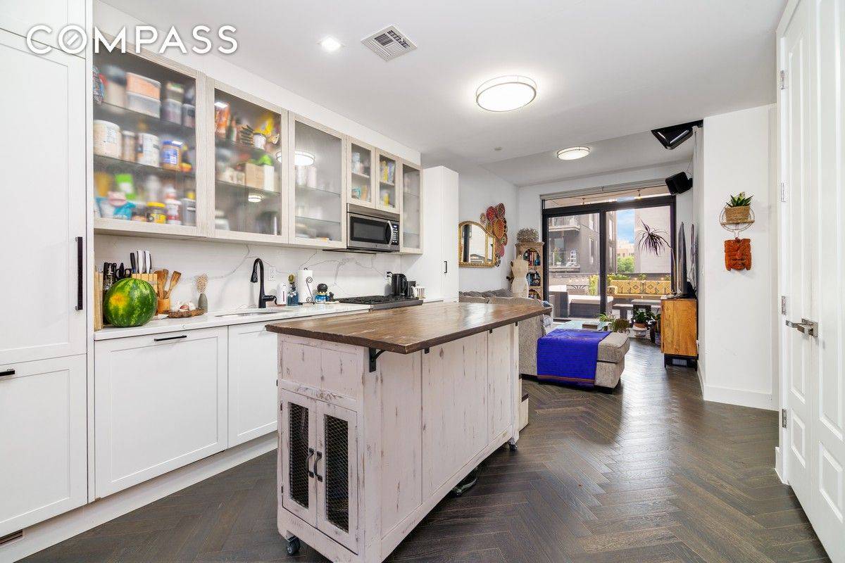 Discover the exceptional one bedroom residence at the QNS44 condominium in Long Island City, featuring an expansive outdoor space !