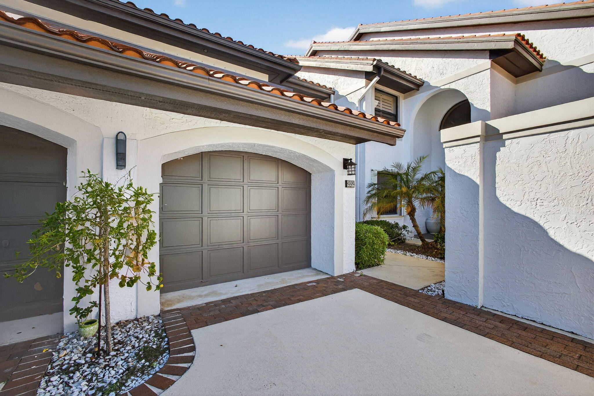 Traders Crossing at Jonathan's Landing Experience the ultimate in waterfront living within this highly desirable and sought after gated community in the heart of Jupiter.