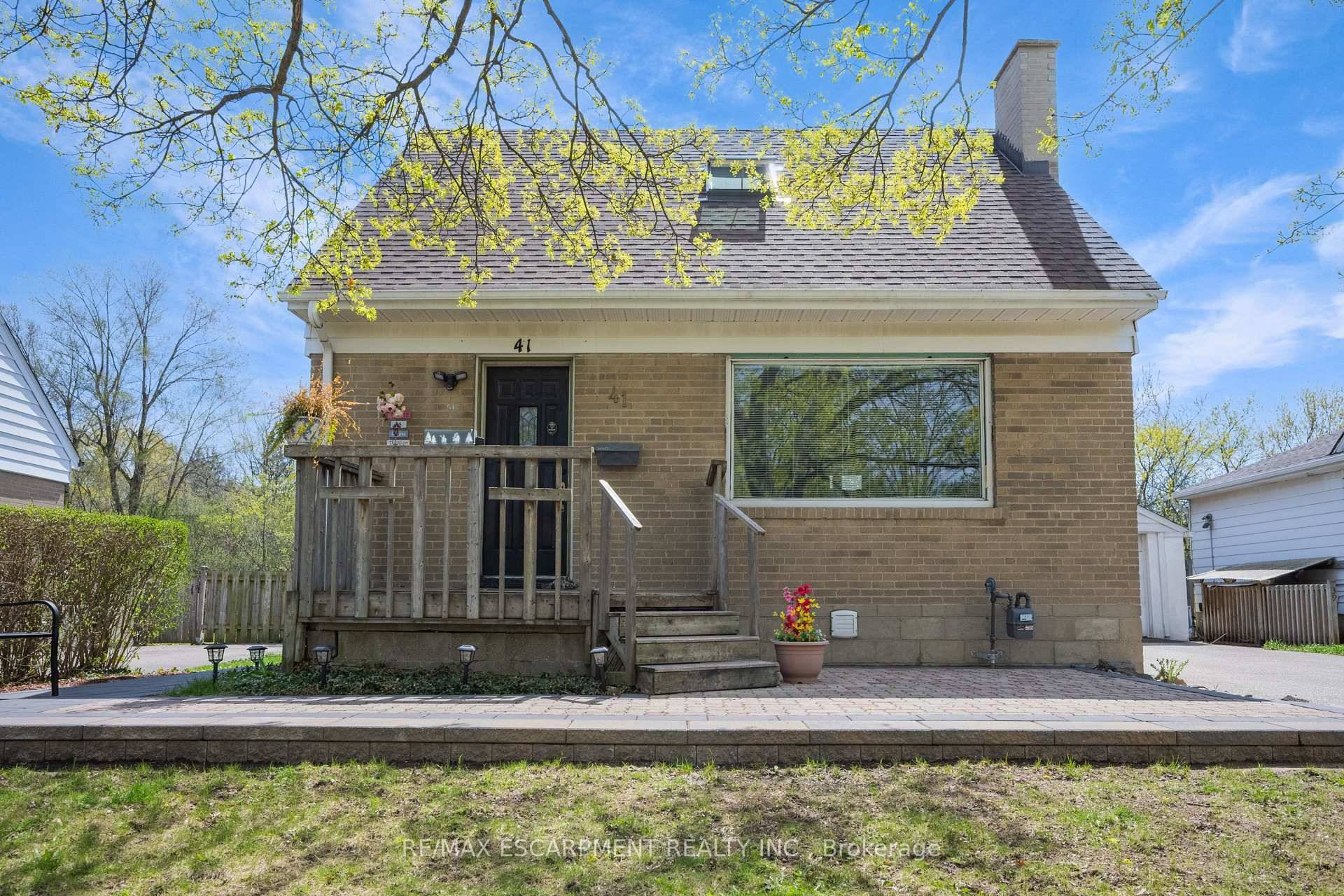 Welcome to this charming and fully renovated 1.
