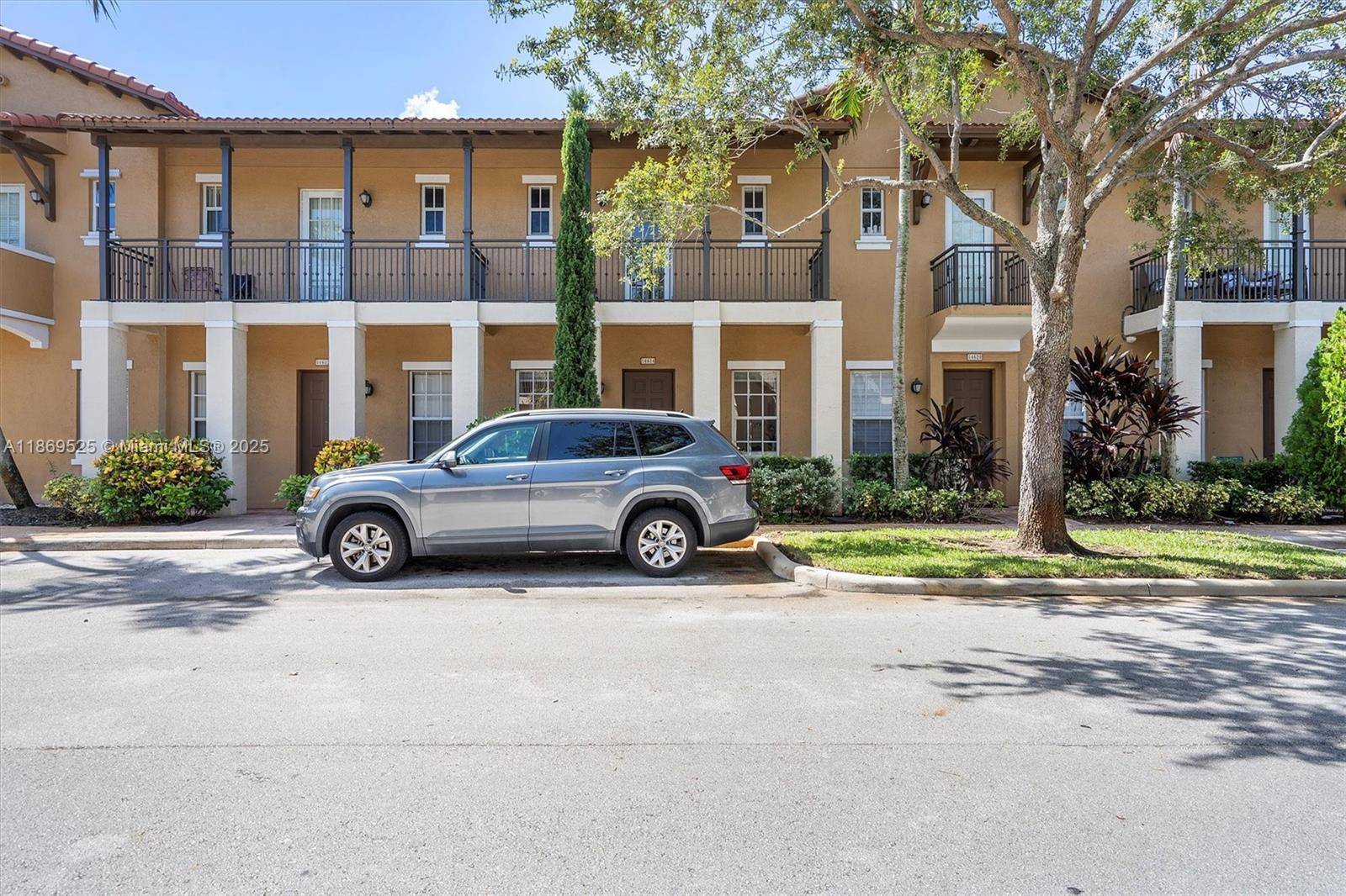 THIS MODERN TOWNHOUSE BOASTS 10 FT CEILINGS, ENERGY EFFICIENT LED LIGHTING THROUGHOUT, AND 2 PRIMARY BEDROOMS, EACH WITH PRIVATE BATHS amp ; CLOSETS.