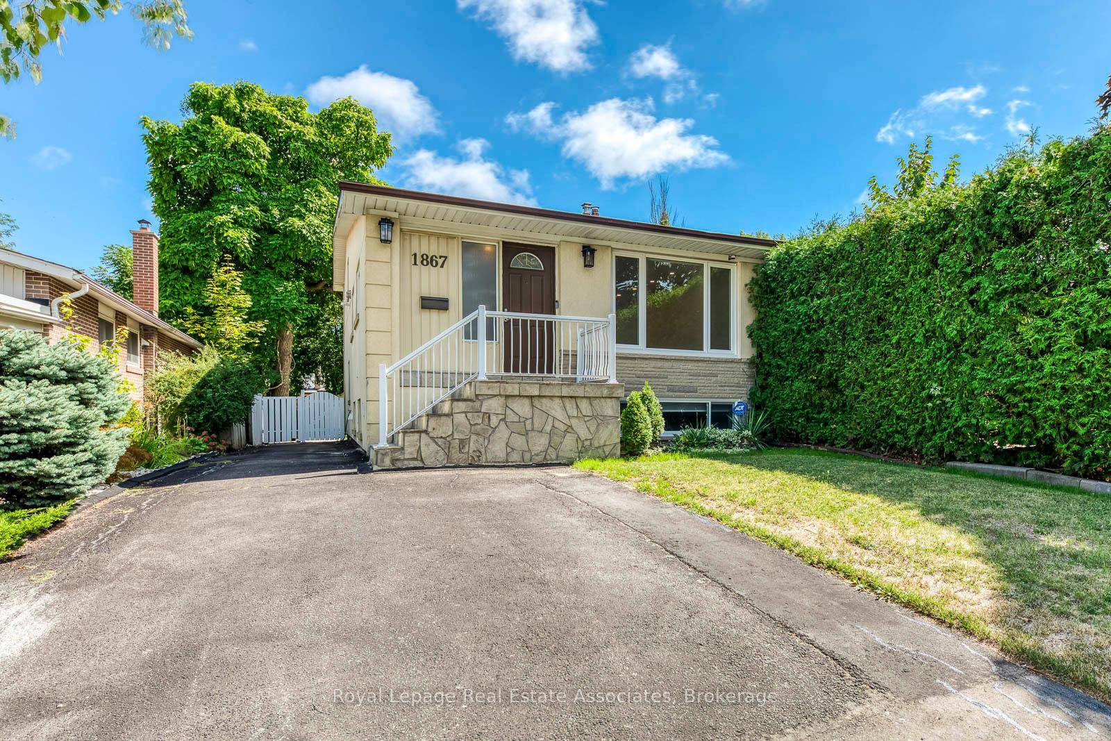 Welcome to this beautifully maintained semi detached 4 lvl backsplit home in the highly sought after Clarkson neighbourhood of Mississauga.