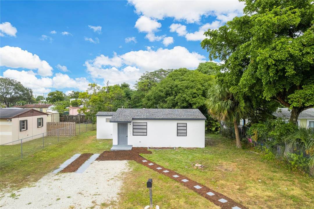 Come see this beautiful 2 bedroom 1 bathroom home located in the heart of Fort Lauderdale.