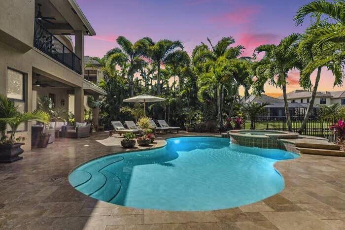 Welcome to your Gorgeous Lakeside Retreat in stunning Versailles !