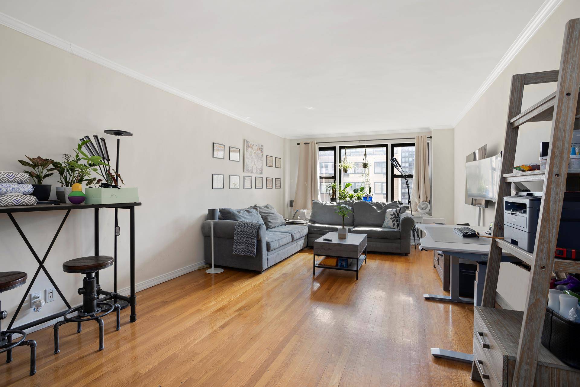 Light and space ! Rarely available high floor, south facing 1 bedroom apartment at the Devon Condominium.