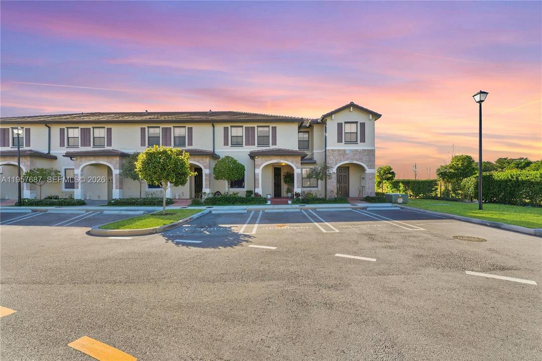 5, 000 towards buyers closing costs Beautifully updated 3 bedroom, 3 bathroom townhome with an additional flex room located in the highly desirable Aquabella community in Hialeah, near Miami Lakes.