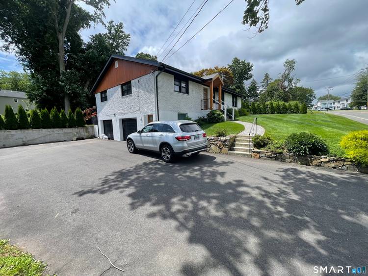 Recently remodeled, 88 Yale Avenue is located near the south after Pond point and Morningside Neighborhood.