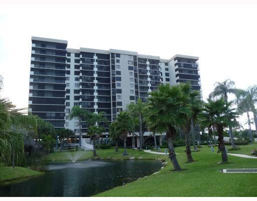 This Pristine Admiral Unit is in Move in Conditon with Beautiful Ocean Views.