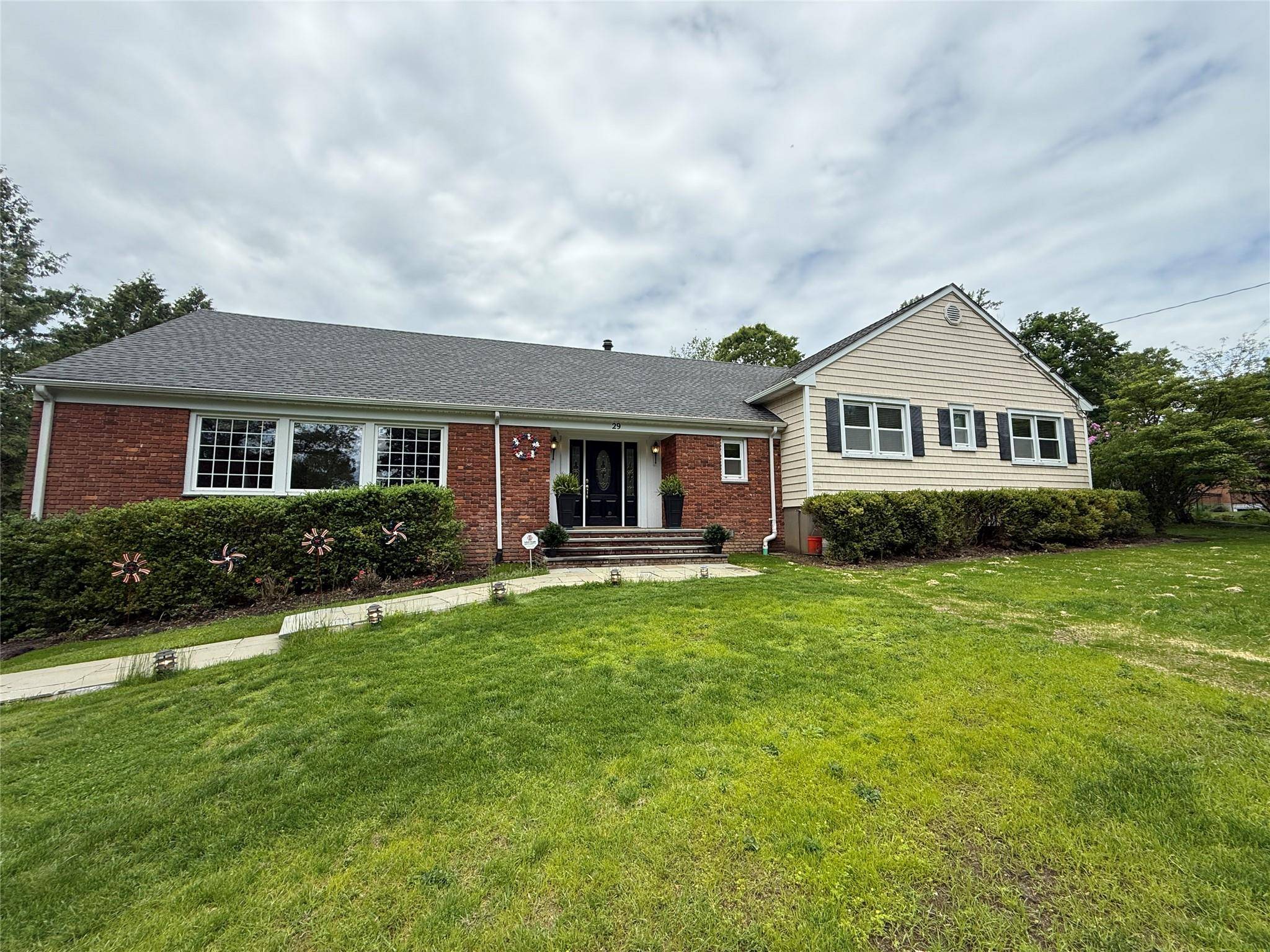 Welcome to 29 Eastview Road, a spacious and beautifully maintained 5 bedroom, 6 bathroom home nestled in the highly sought after Stonegate community of Valhalla.