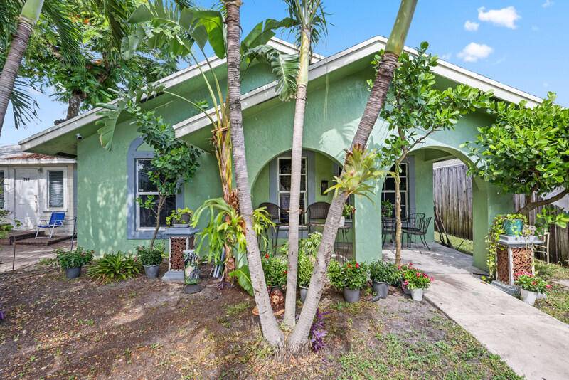 Just minutes from Lake Avenue and the beach, this spacious 3 bed, 2 bath home gives you the lifestyle most people vacation for.