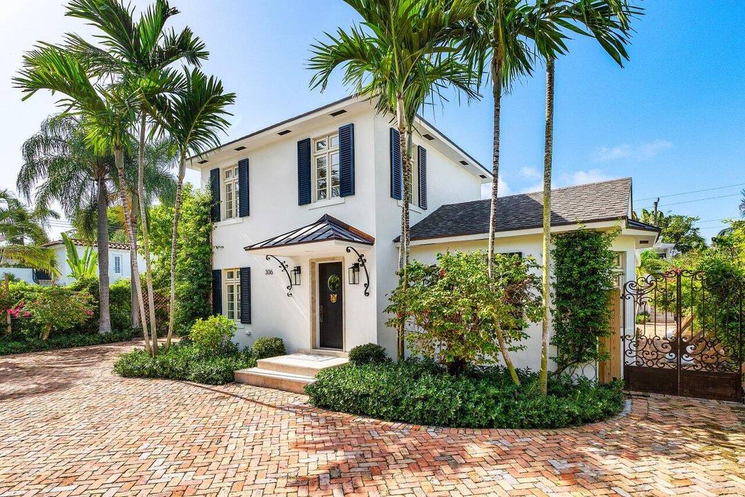 Three residences in one. Discover a rare gem in the heart of historic El Cid, once owned and cherished by the iconic Pulitzer family, synonymous with Palm Beach prestige.