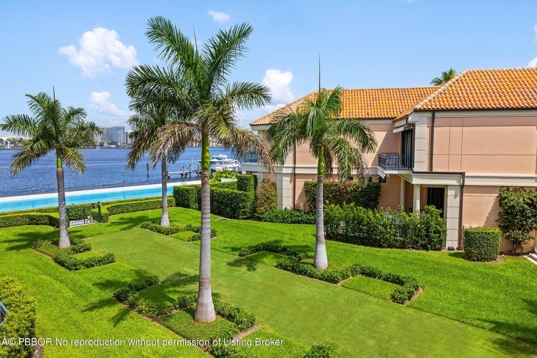 Fantastic Villa Plati townhouse in the heart of town with beautiful Intracoastal views.