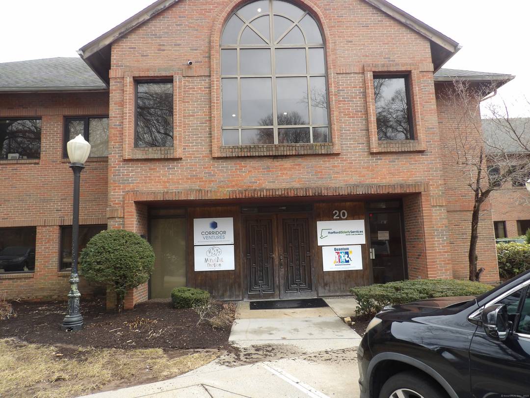 A very well maintained office group in office complex.