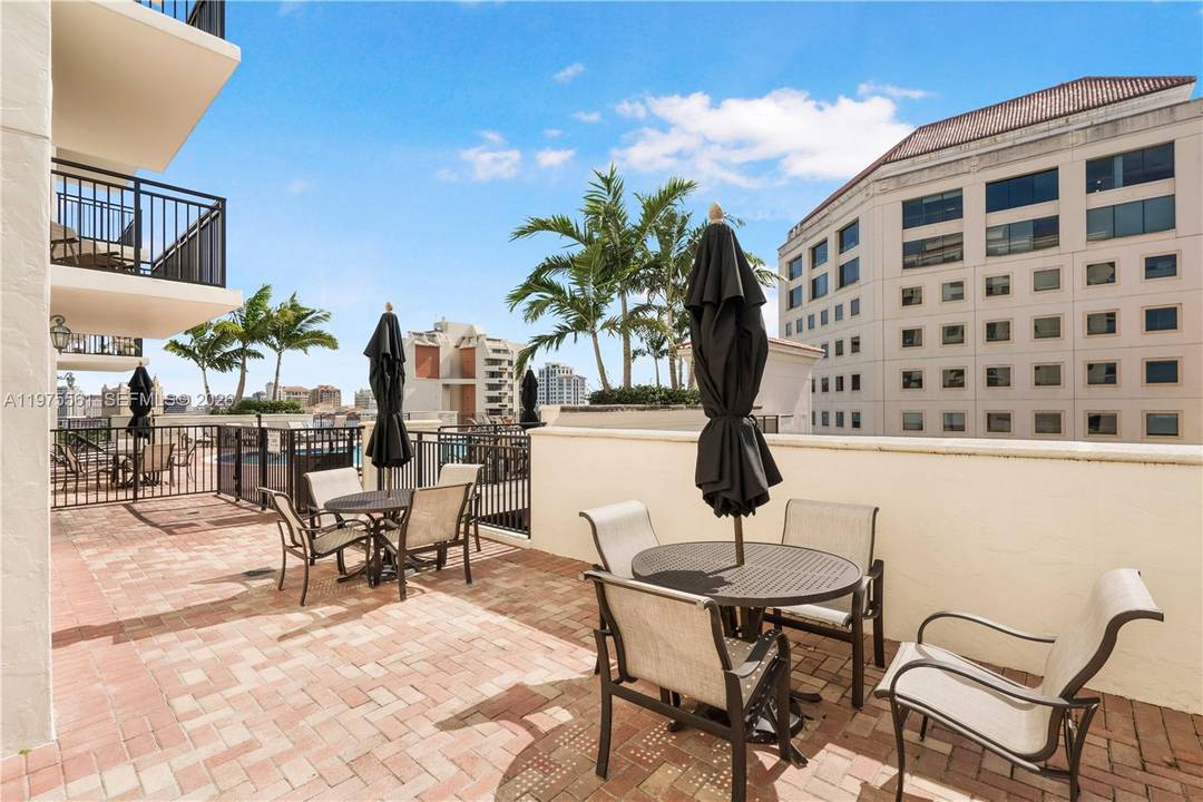 Rare opportunity ! ! ! This gorgeous apartment with 3 bedrooms and 2 full bathrooms with a very spacious layout, completely renovated and spectacular floors, one of the rooms has ...
