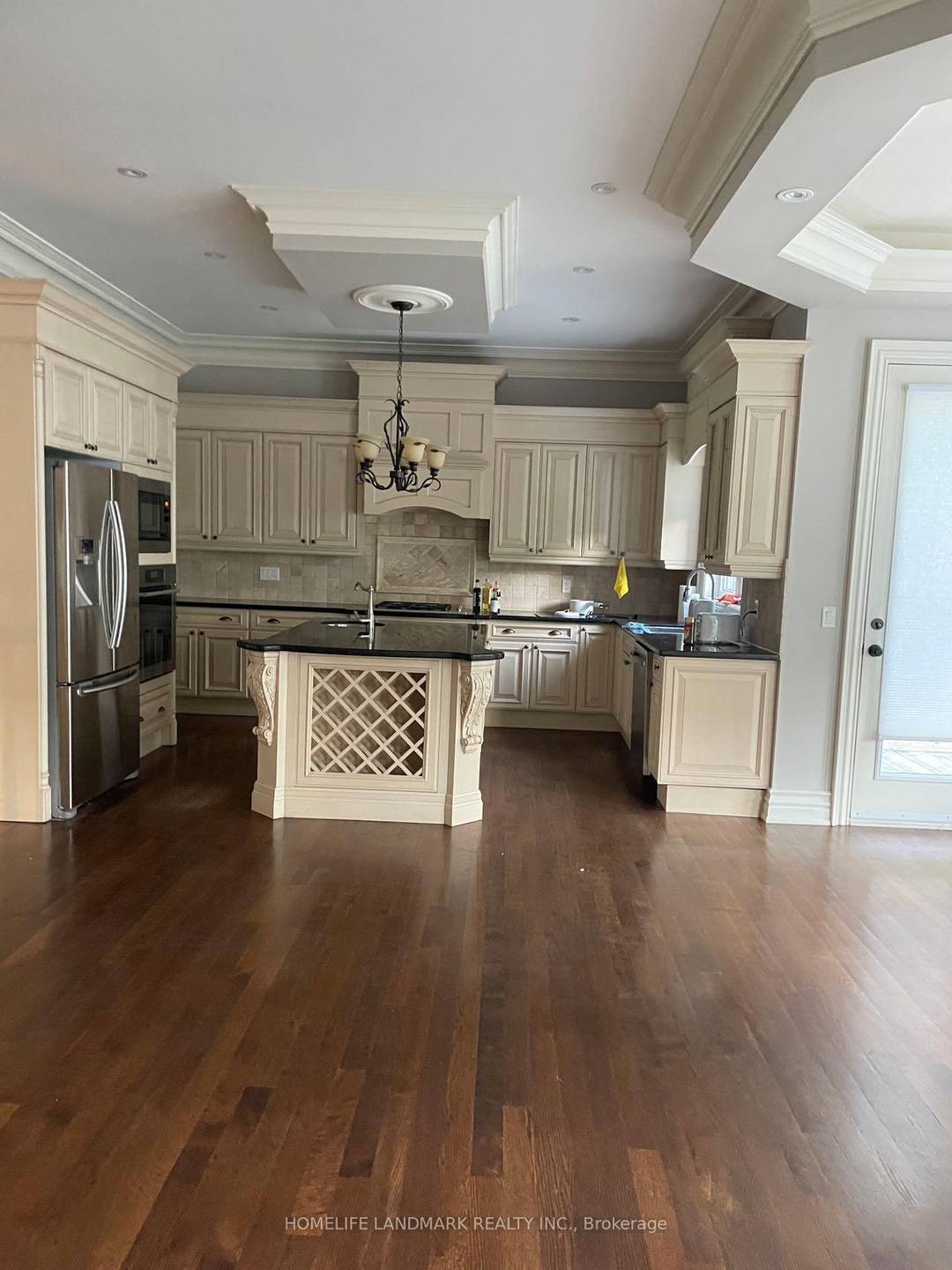 ENSUITE BEDROOM FOR LEASE, share kitchen and laundry.