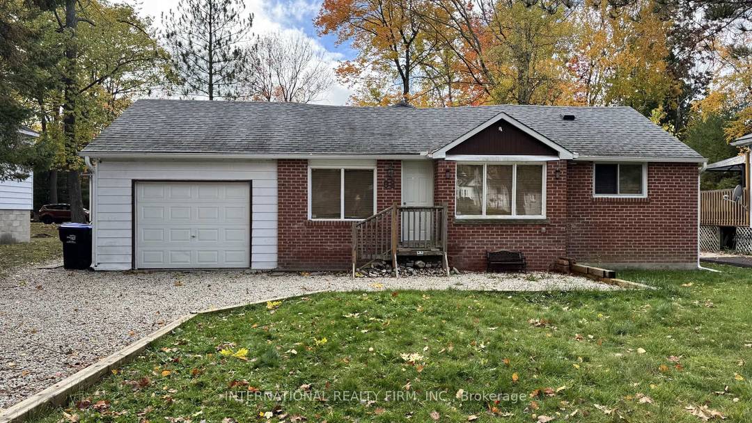 SEASONAL WINTER RENTAL ! This cozy, fully furnished 3 bedroom bungalow is just a 3 minute walk from beautiful Wasaga Beach Provincial Park, amp ; 30 min drive from Blue ...