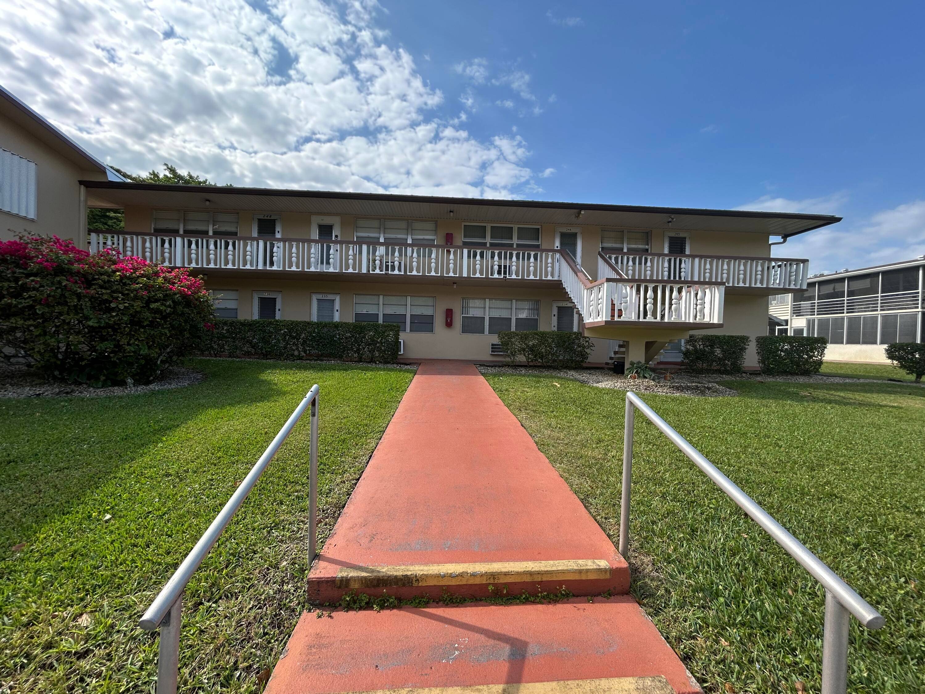 ENJOY A LITTLE PIECE OF PARADISE IN THIS GROUND FLOOR 1 BED 1 BATH CONDO.