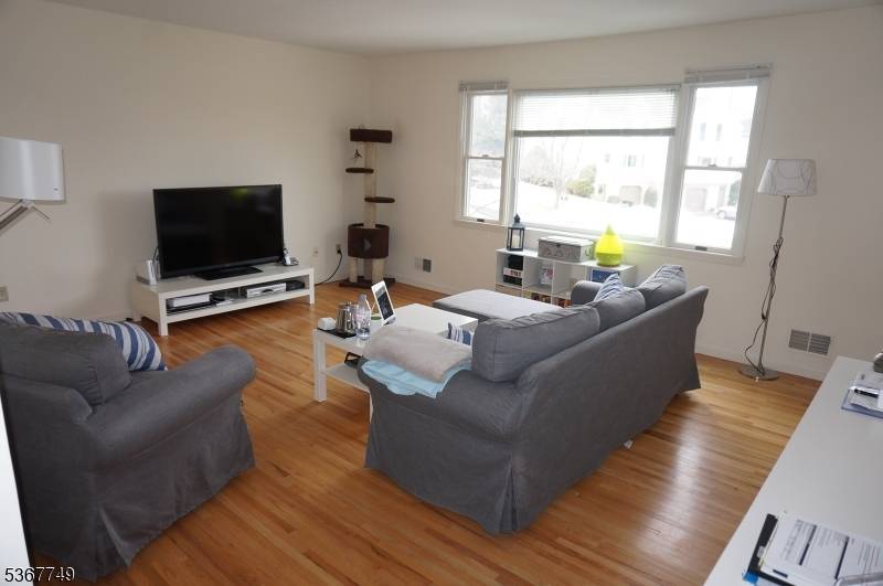Renovated duplex townhouse with 3 Bedrooms and 2.