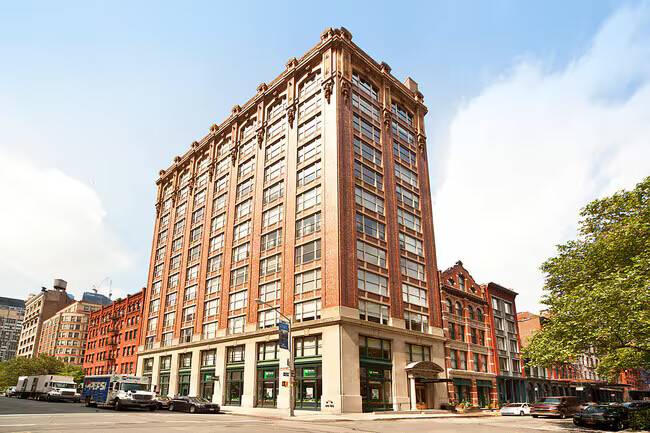 Nestled in the heart of Tribeca, this exceptional three bedroom, three bathroom residence offers loft like 11 foot ceilings, an abundance of natural light, and sweeping views from a high ...