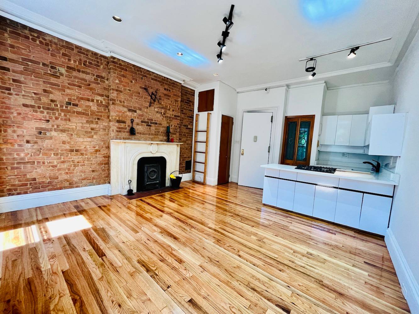 Brooklyn Heights 4 5 family dwelling with Doctor's office.