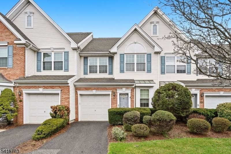 Rarely Available Buckingham Model in Prime Cambridge Heights Location !