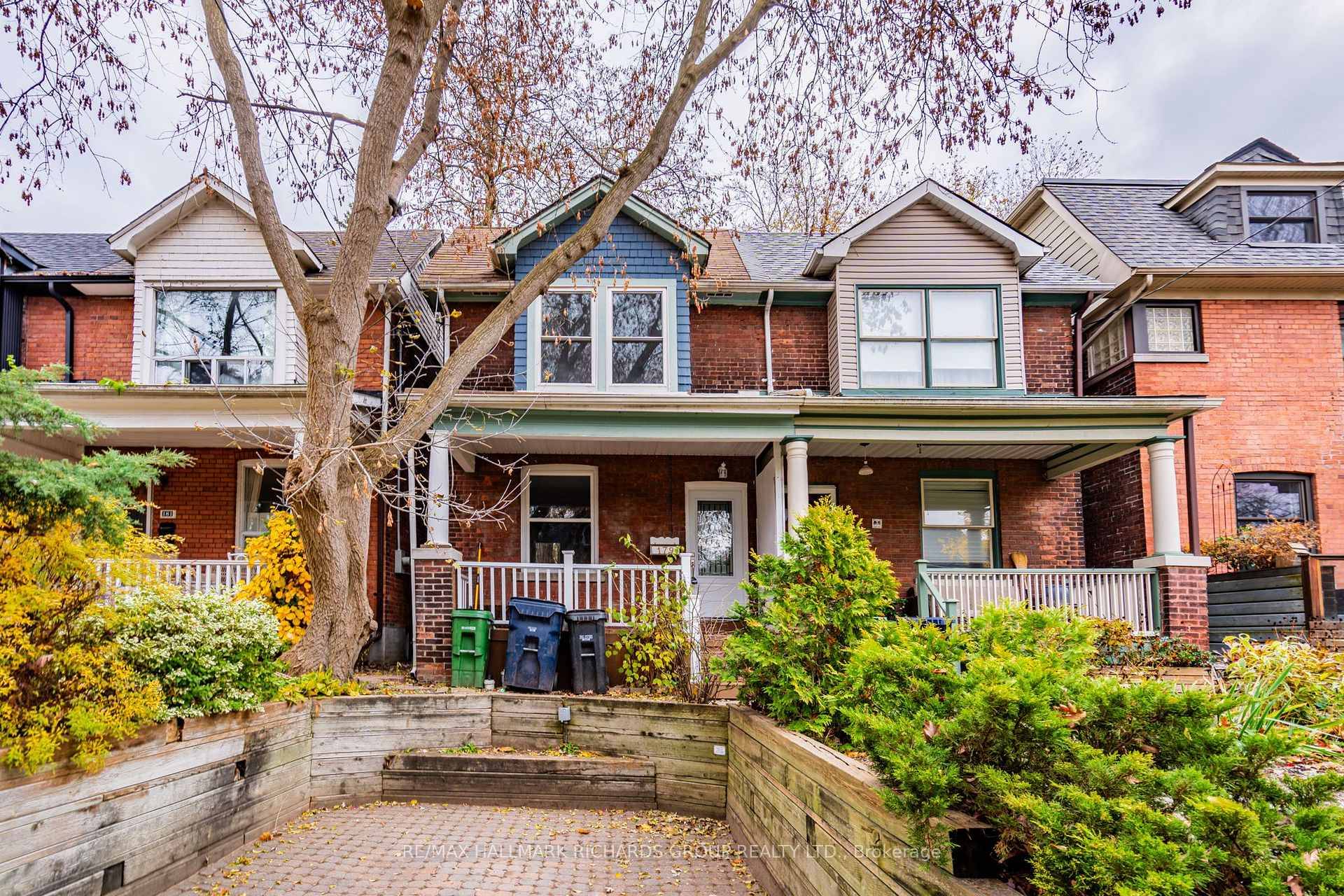 Welcome to 179 Lee Ave ! Nestled in a quiet, family friendly Beach neighbourhood, this bright and spacious 3 bedroom home has everything you need for comfortable living.
