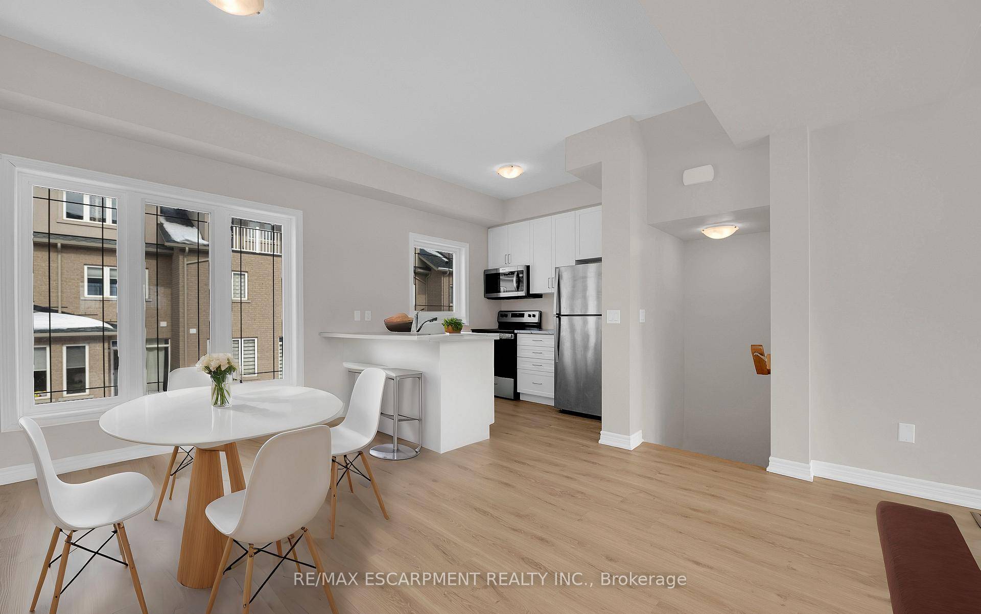 Stylish Freehold Townhouse in Prime Stoney Creek Mountain Location.