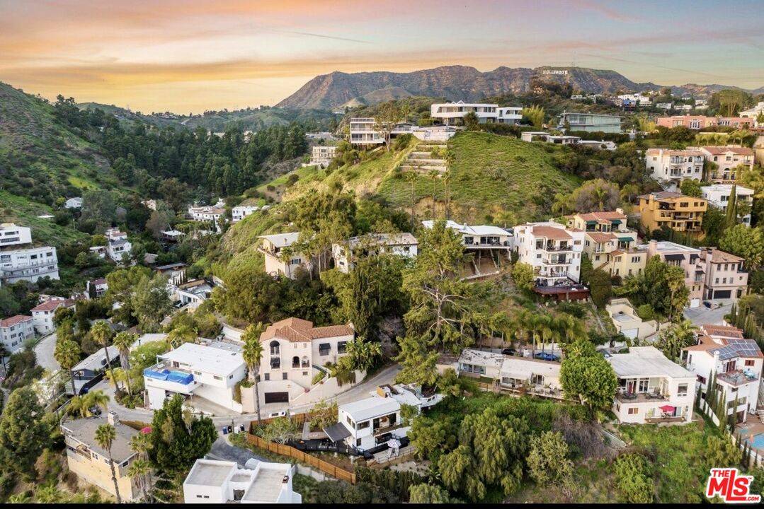 0   Tavern Tail Hollywood Hills East La