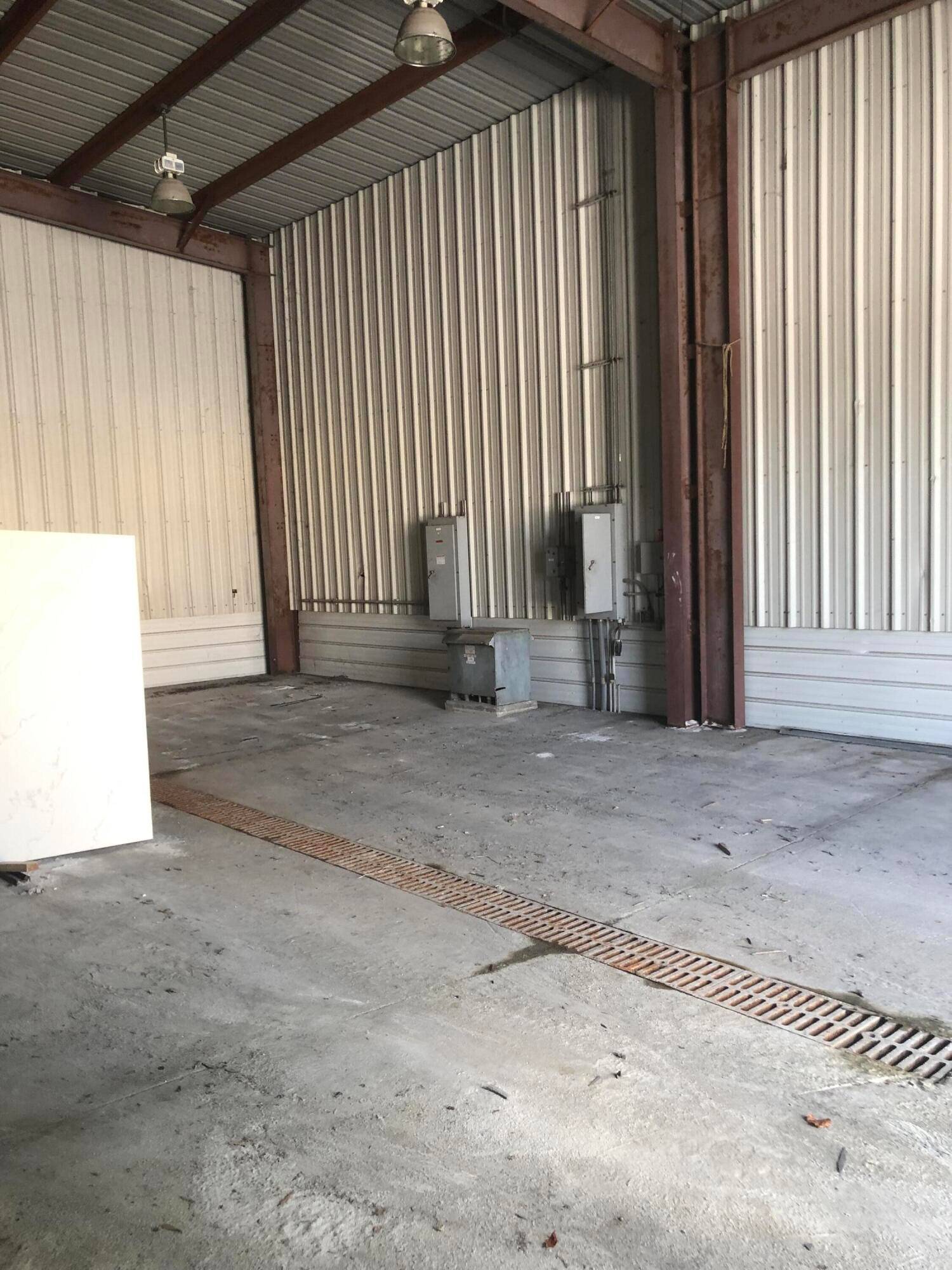 Heavy duty concrete construction 1972 with thick concrete slab floors 7 overhead cranes 5 25 ton Fire sprinklers 240v 480v 3 phase power, transformers, overhead power, gas, and air lines ...