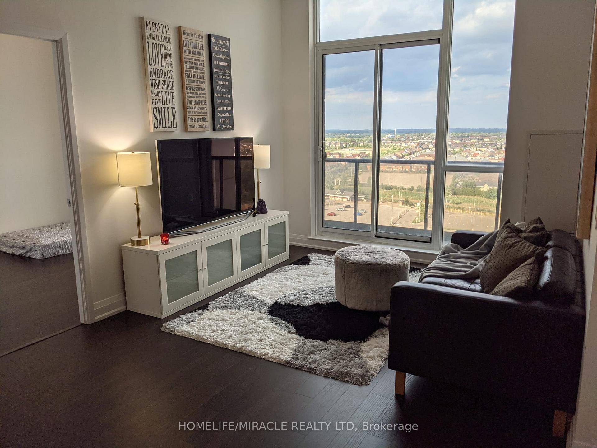 Modern, Bright, Spacious, well maintained and newly painted, 880 Sq.