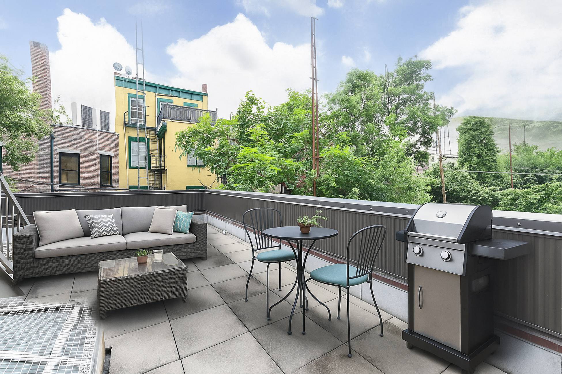 This lovely 1 bedroom home extends over the rear of 112 Greenpoint.