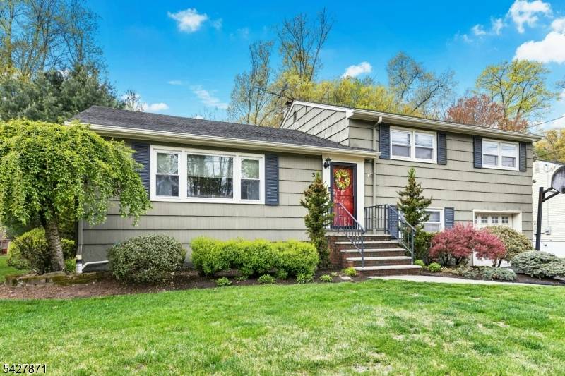 Beautiful and exceptionally spacious 3BR, 3 full bath split level on one of Cranford ?