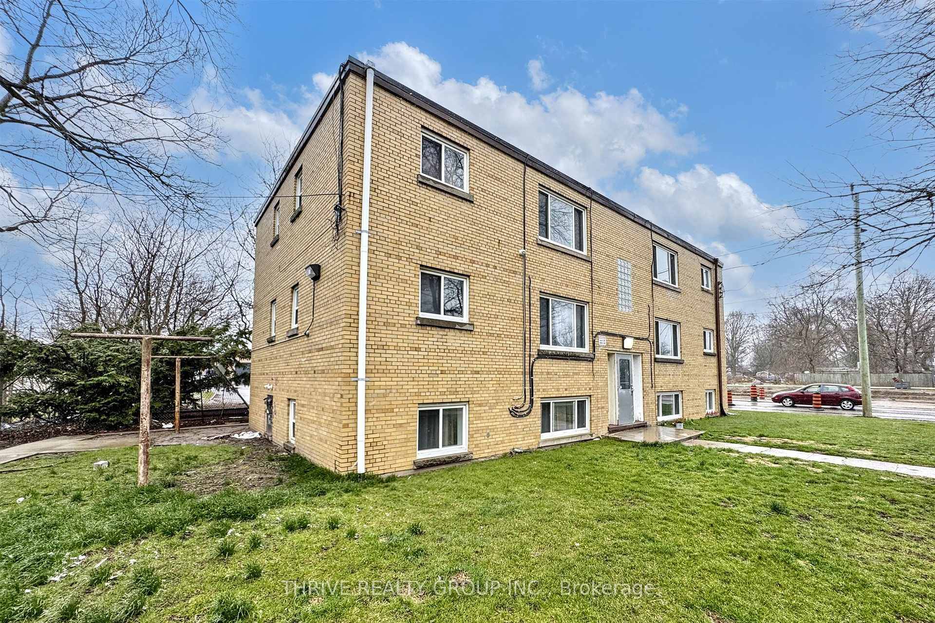 2 bedroom, 1 bath apartment in the heart of downtown London !