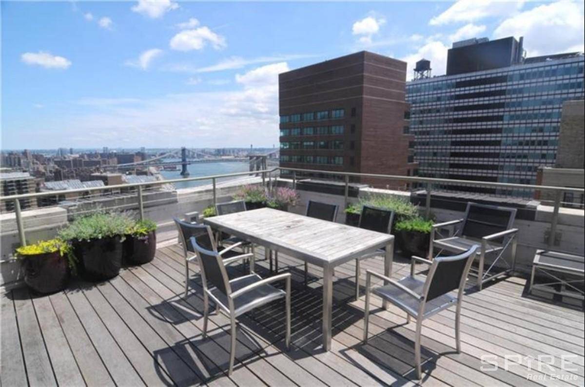 Spacious true 1br with South East Exposure, Nice and bright with Lots of Direct Sunlight.