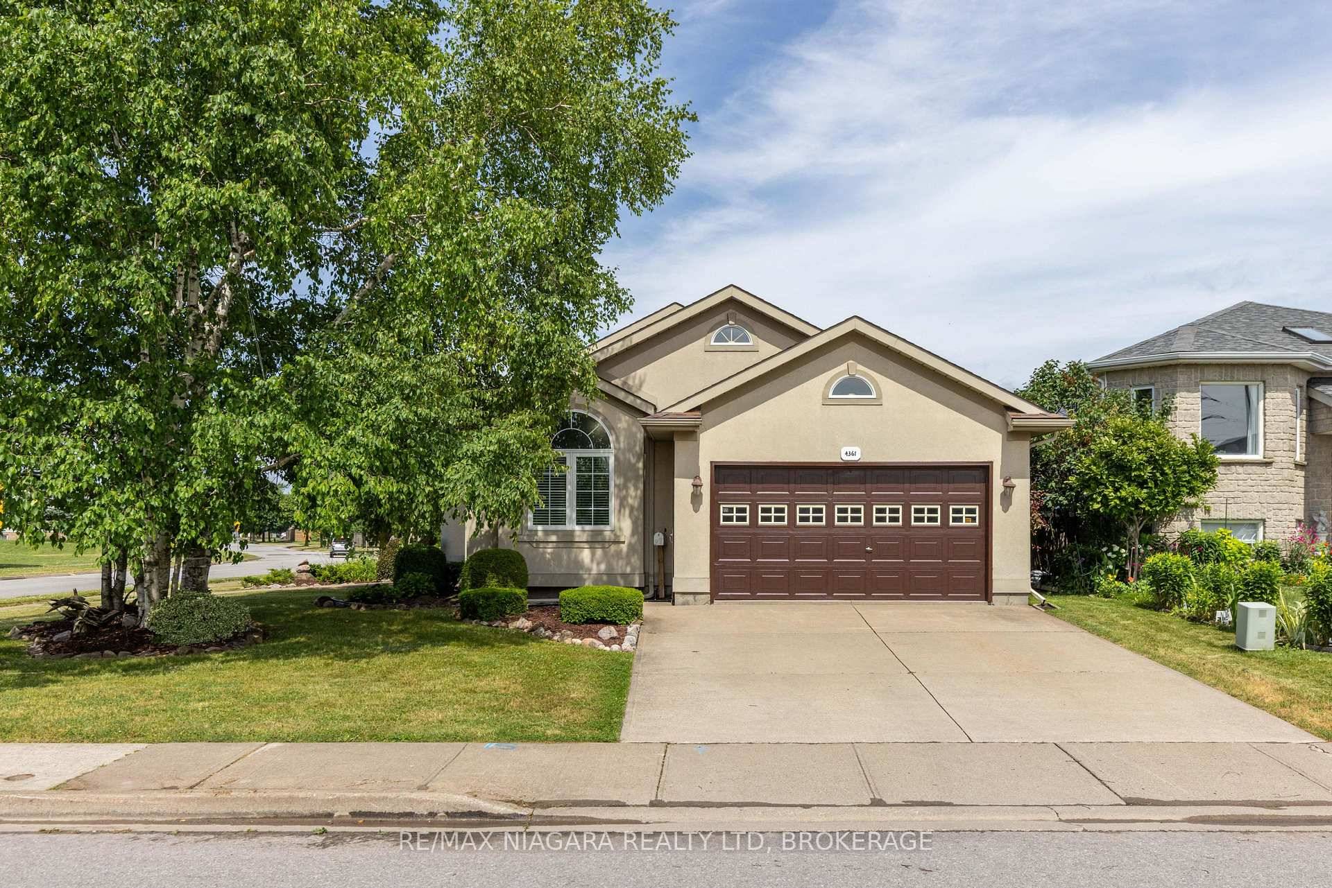 BEAUTIFUL STUCCO BUNGALOW !