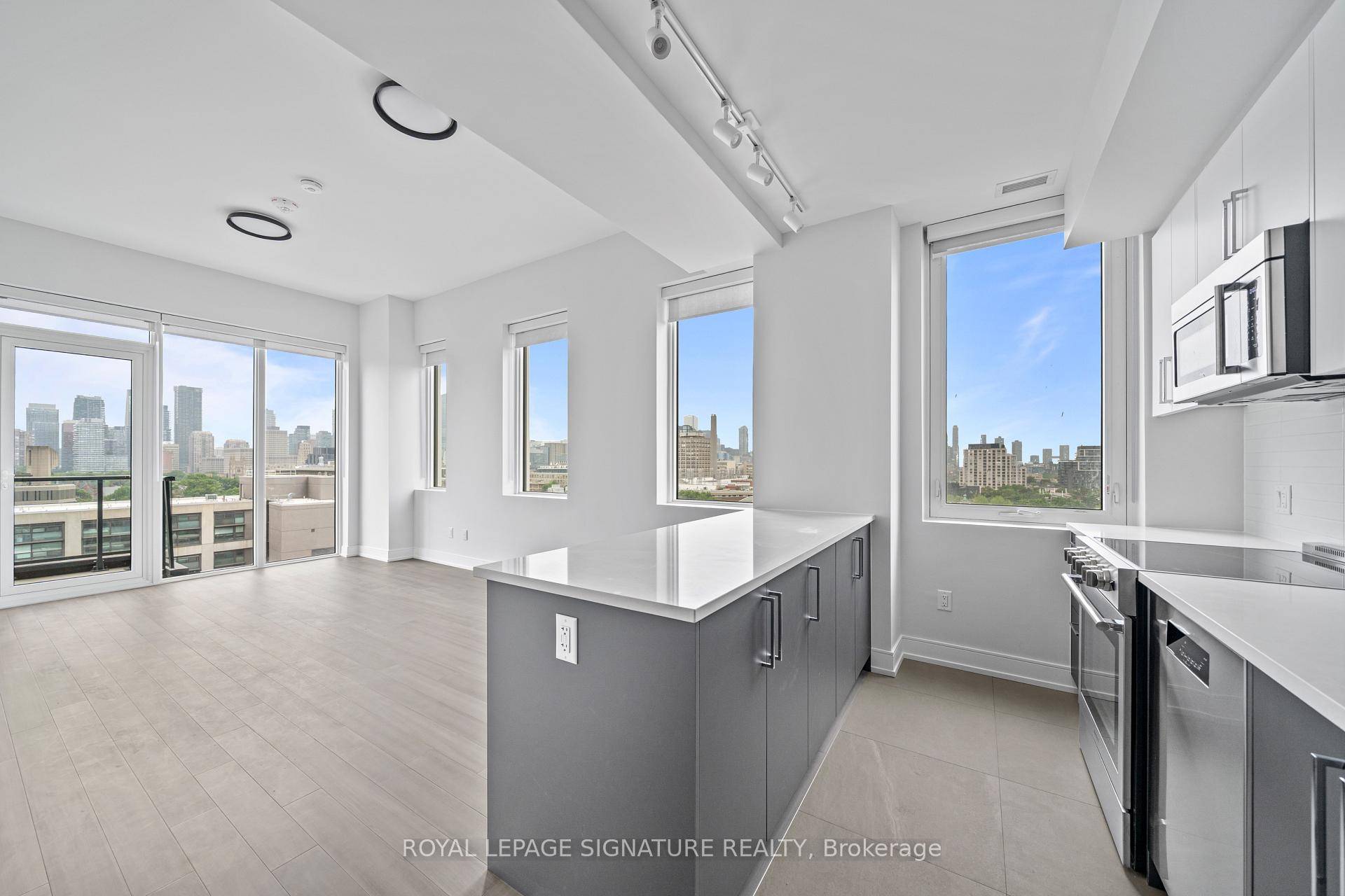 SPACIOUS 2 BEDROOM 2 BATH ONE MONTH FREE RENT !