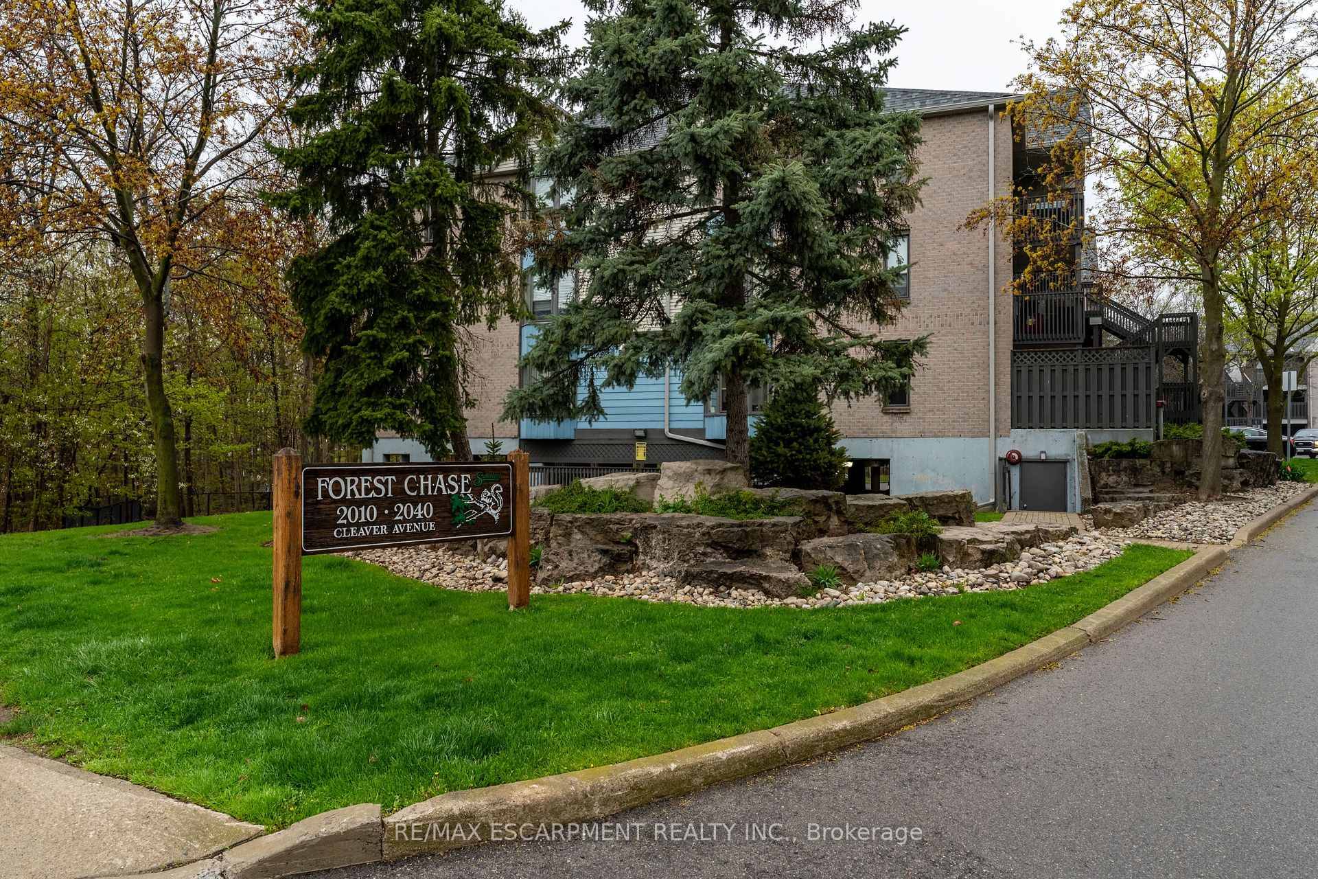 Stunning Corner Unit Penthouse Condo, in beautiful Headon Forest, Burlington just minutes from lake and highway access.
