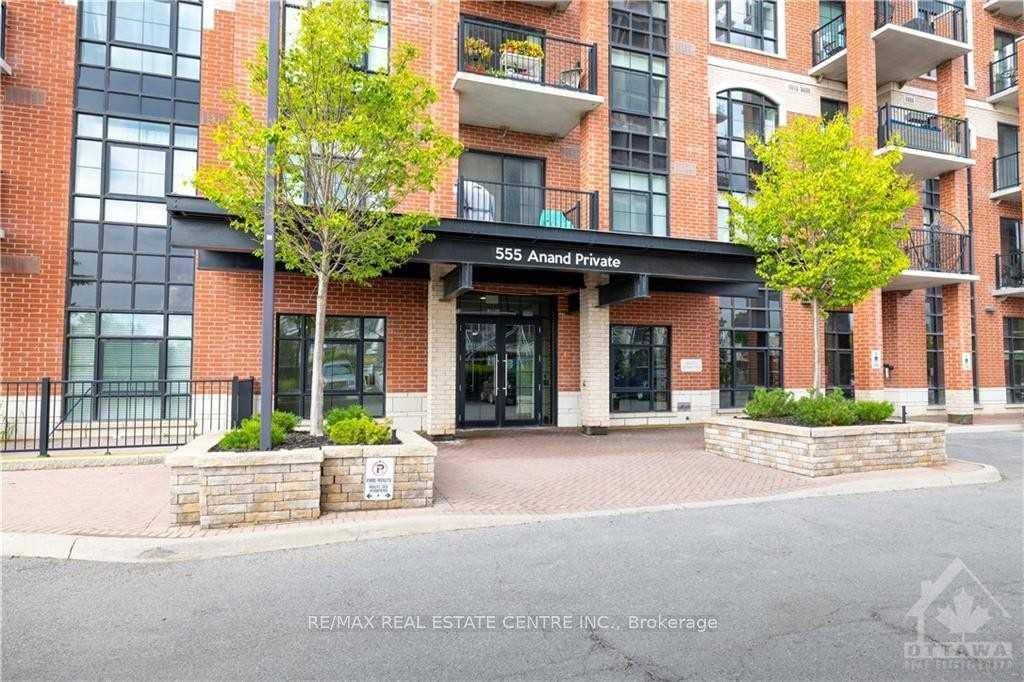 Spacious 2 Bedroom Corner Unit in Prime Location !