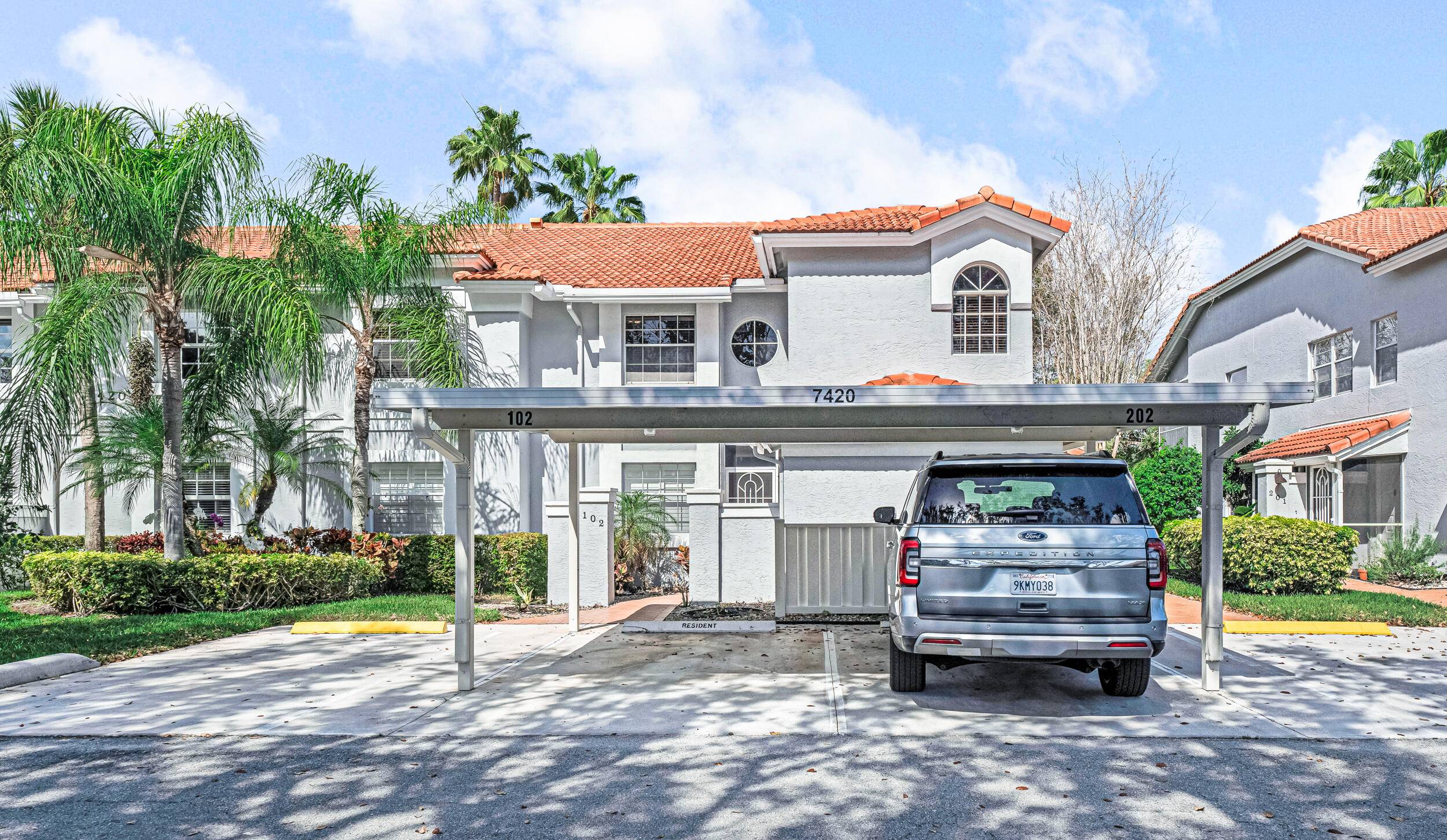 Beautifully furnished super clean condo offers inviting living space, high ceilings and plenty of natural light open airy, the beautiful lake view adds to its appeal.