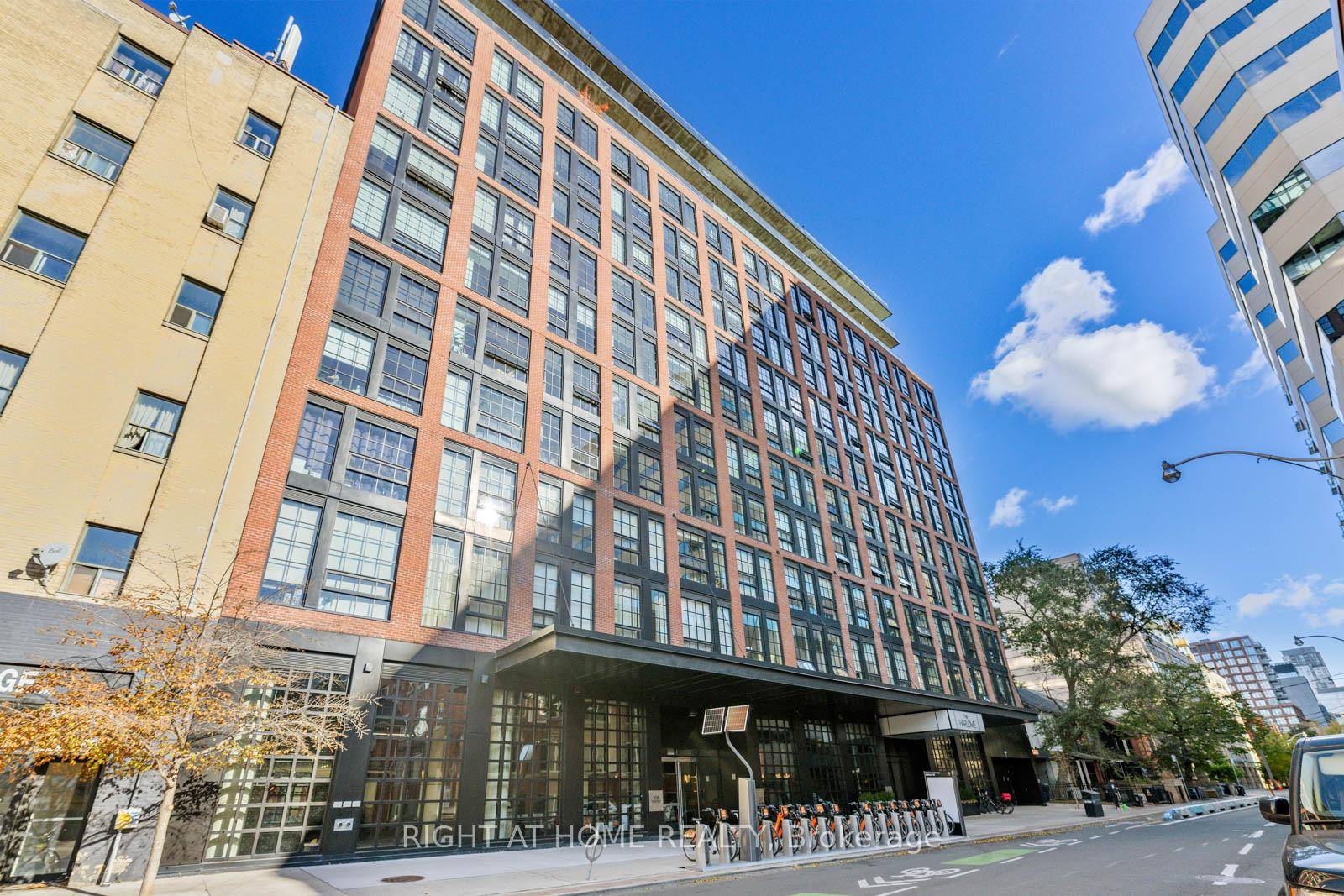 Super bright and cozy Lower Penthouse 2 Bed amp ; 2 Full Bath With 11' Ceiling ; 829 Sf Of Interior Over 109 Sf Of Balcony W Gas Line For ...