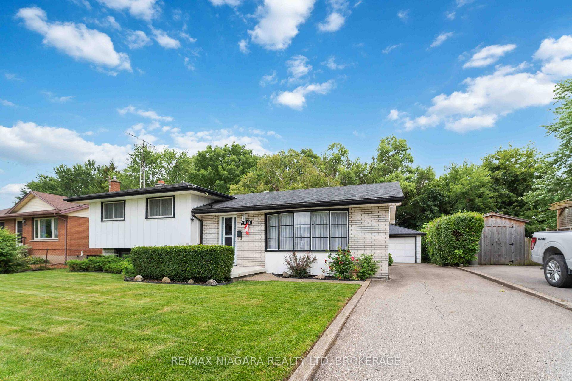 Welcome to this well maintained 3 bedroom side split located in the desirable north end of Niagara Falls.